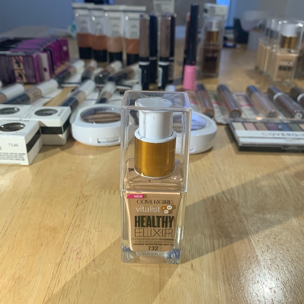 Covergirl 732 Healthy Elixir Pump foundation